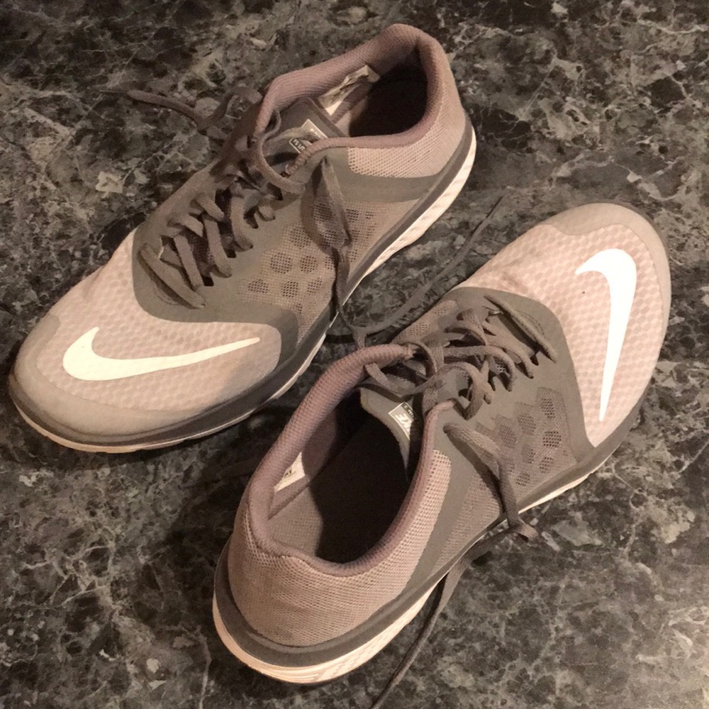 Nike tennis shoes - Picture 2 of 4